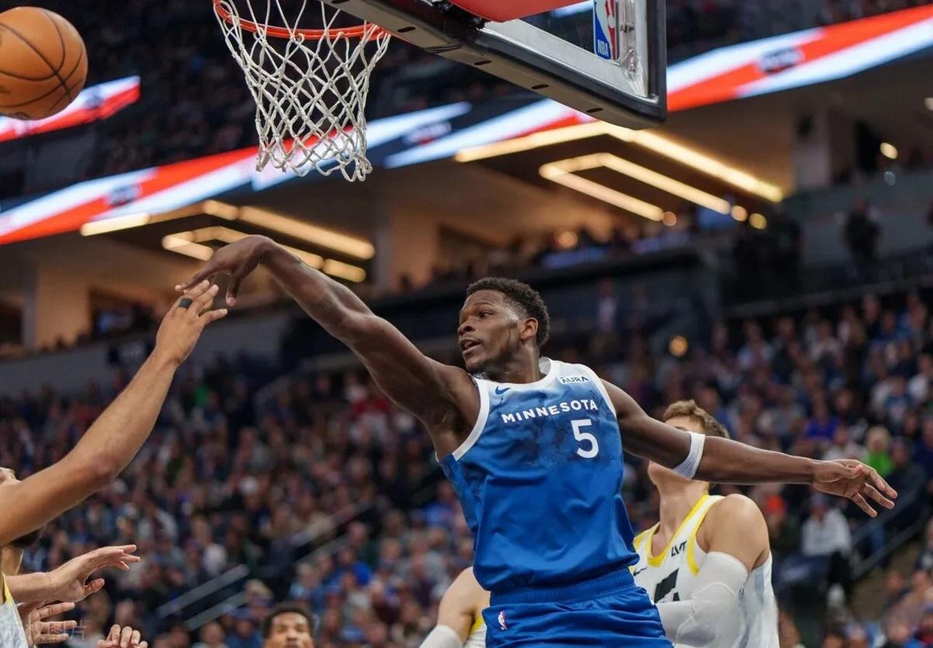 关于这也行？风云突变明尼苏达森林狼赛前调整名单明尼苏达森林狼防线松动备战NBA总决赛，詹姆斯在瑞士队比赛中连败的信息