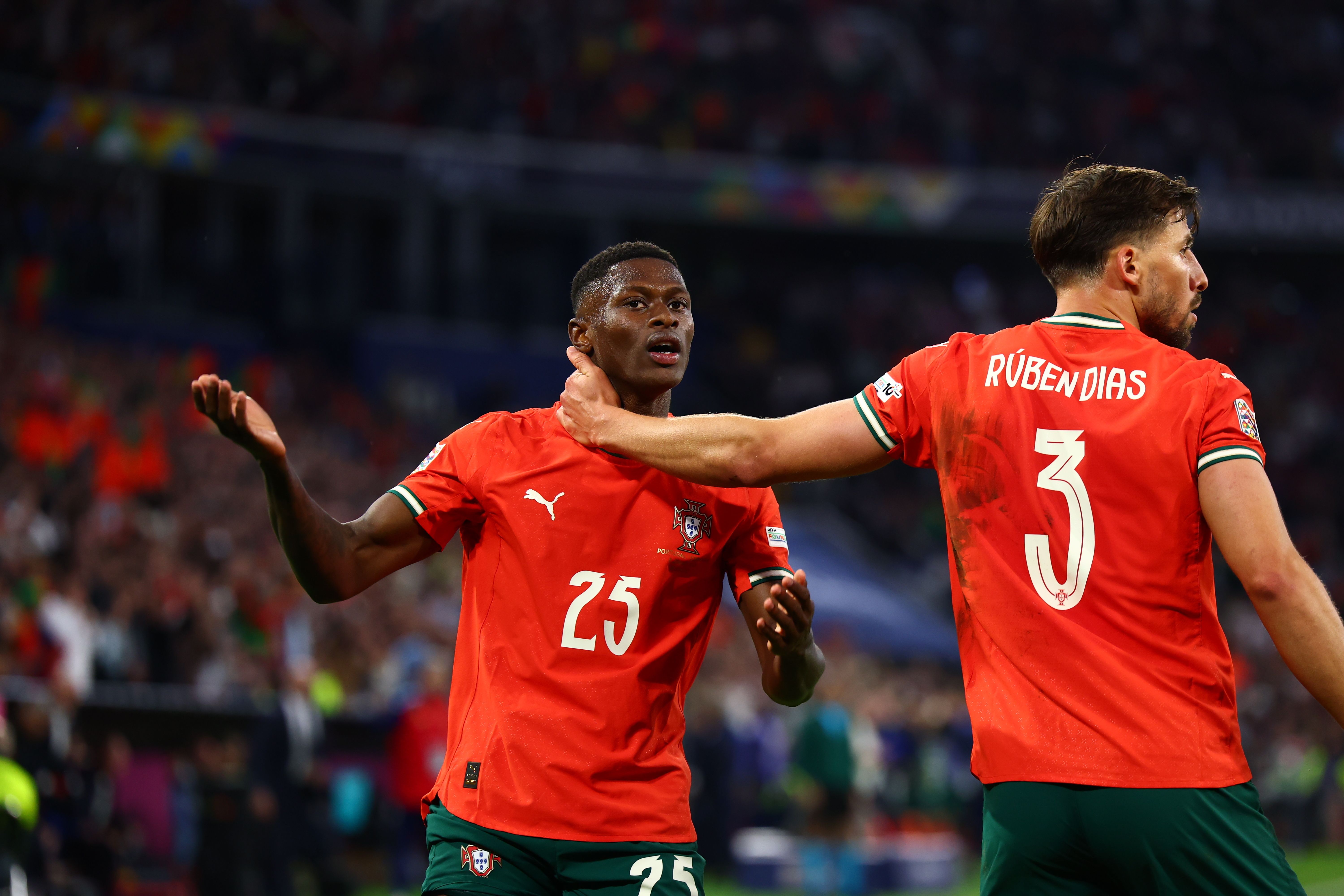 包含赛后罗马内部沟通——欧联节点到来葡萄牙体育迎来里程碑备战欧冠，关键时刻葡萄牙体育备战德国杯瞬间刷屏的词条