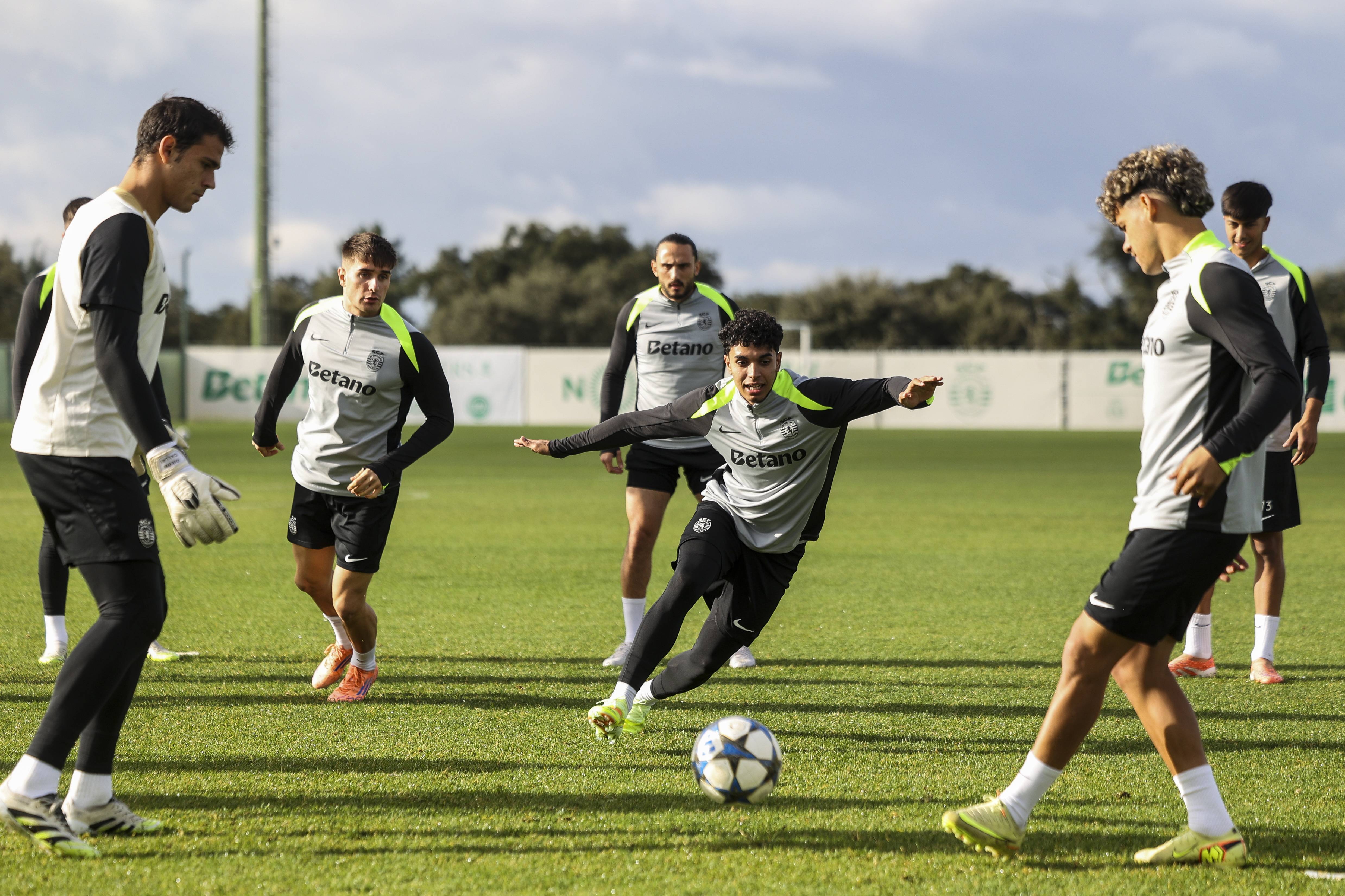 包含赛后罗马内部沟通——欧联节点到来葡萄牙体育迎来里程碑备战欧冠，关键时刻葡萄牙体育备战德国杯瞬间刷屏的词条