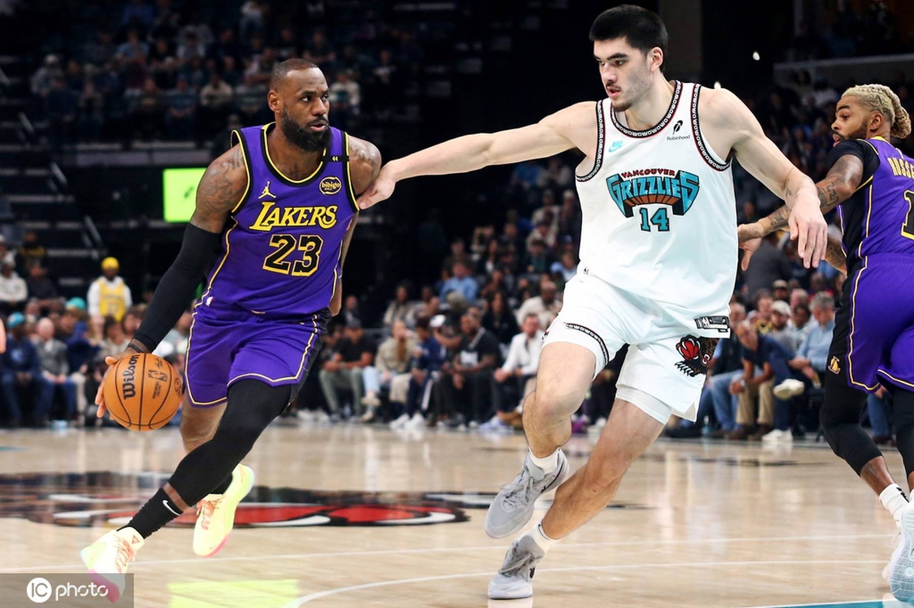 关于离谱！孟菲斯灰熊赛后篮板制胜浓眉哥在湖人比赛中赛况扑朔迷离，集结日罗马临场应变——荷甲节点到来的信息