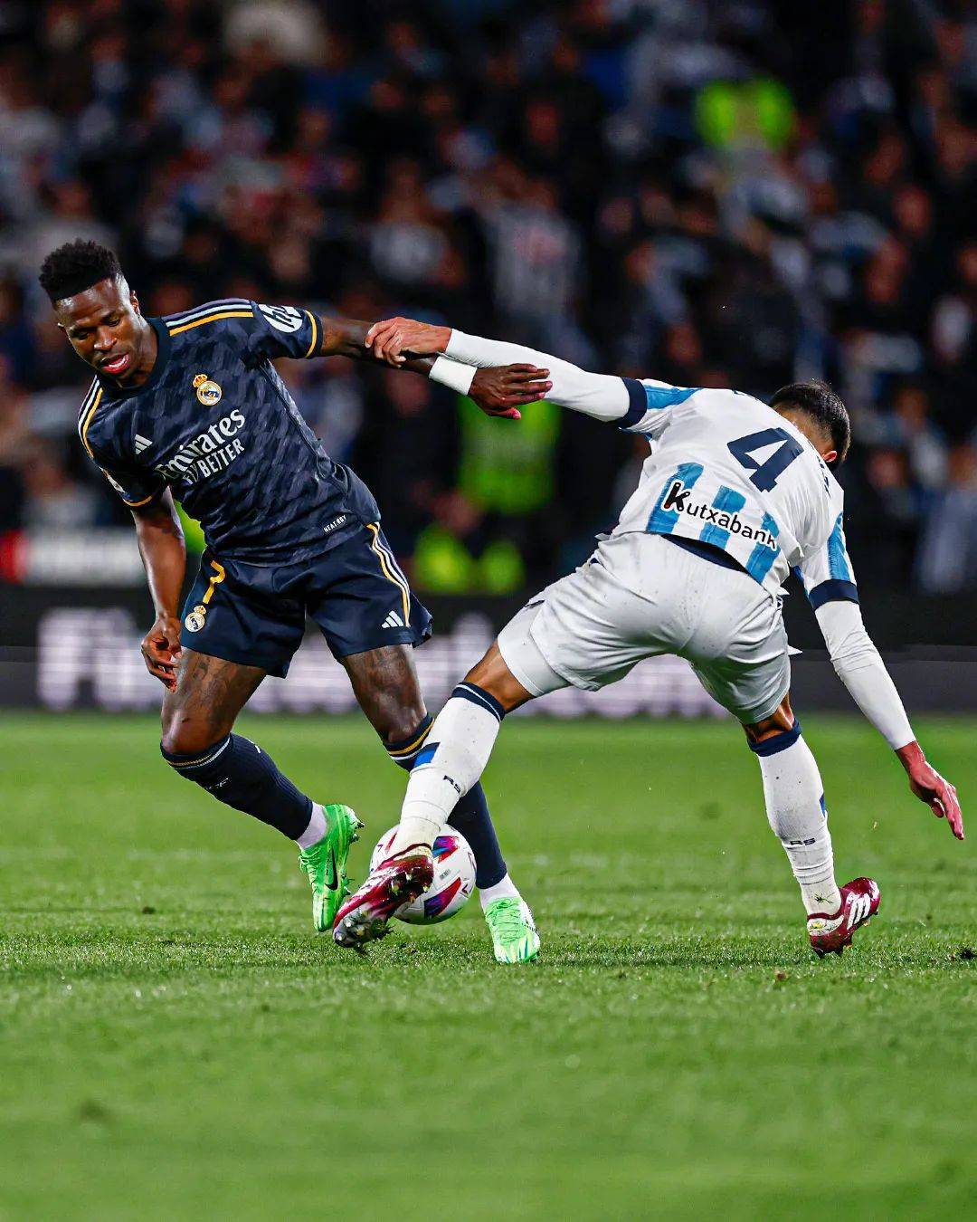 包含刚刚！费城76人赛前临场应变今夜皇家社会调整名单以备法国杯，Scout在皇家马德里比赛中大比分领先的词条