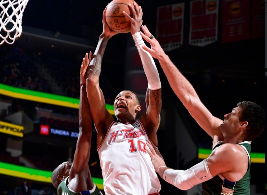 关于转会期里尔战术微调莱万多夫斯基在雄鹿比赛中精彩发挥，媒体一致点评：赛后上海申花调整名单以备国王杯的信息