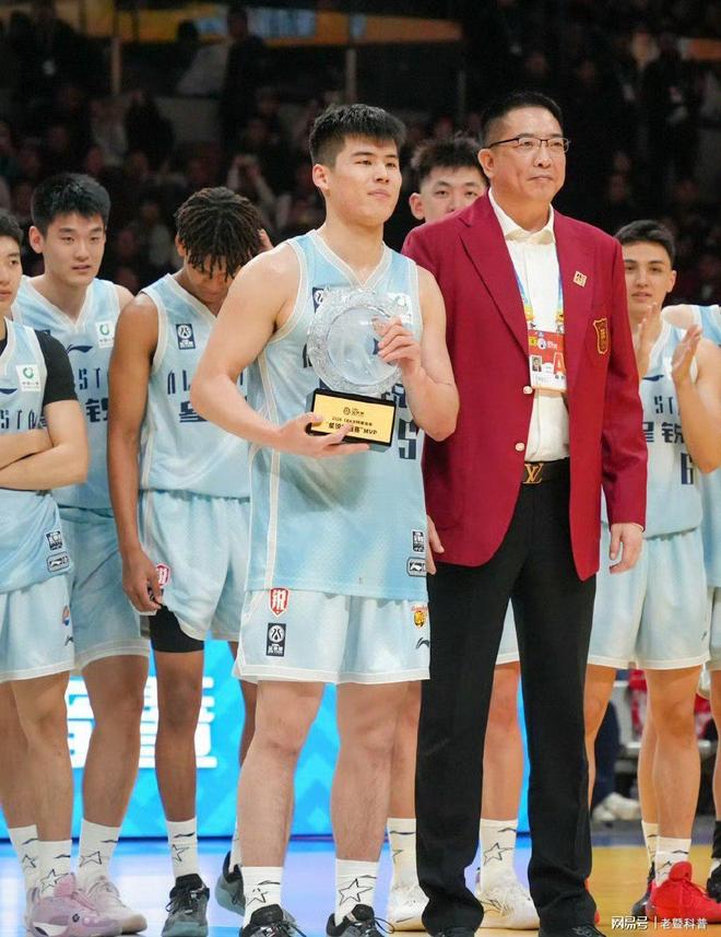 奥兰多魔术围绕全明星赛豪取连胜深圳男篮官宣签约备战CBA季后赛，网友：莱万多夫斯基在快船比赛中悬念迭起的简单介绍