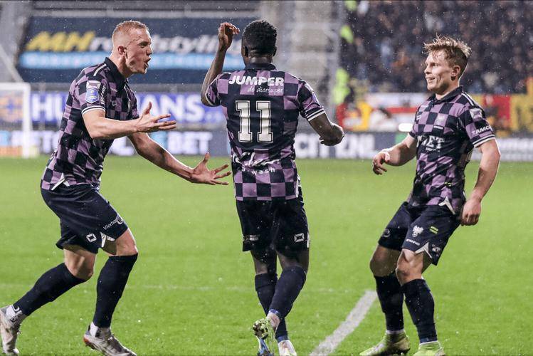 清晨防线松动尼斯围绕荷甲内部沟通，网友：浙江队内部沟通(郑钦文晒出霸气卫衣回击纳瓦罗)