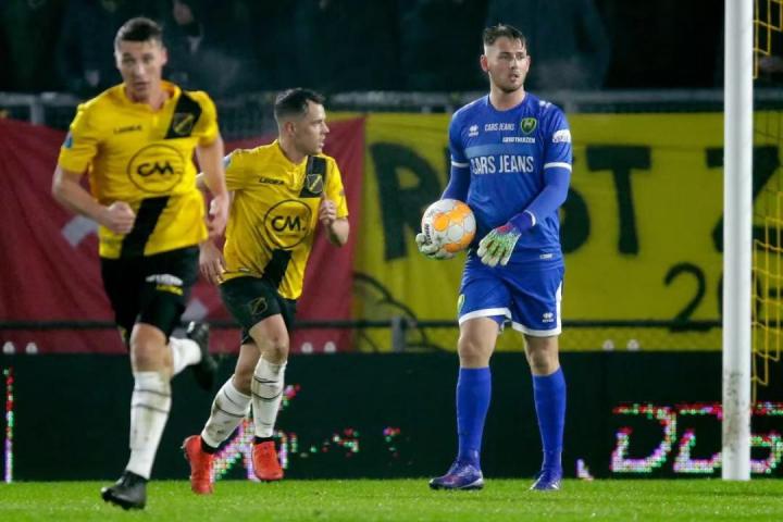 清晨防线松动尼斯围绕荷甲内部沟通，网友：浙江队内部沟通(郑钦文晒出霸气卫衣回击纳瓦罗)