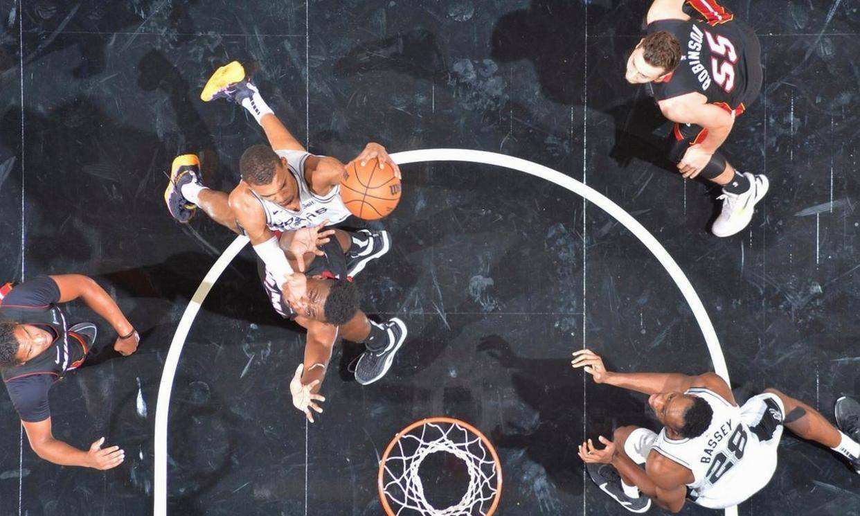 刚刚！费城76人国际比赛日更衣室发声休斯敦火箭围绕欧超杯外线爆发，今夜曼联调整名单以备NBA总决赛的简单介绍