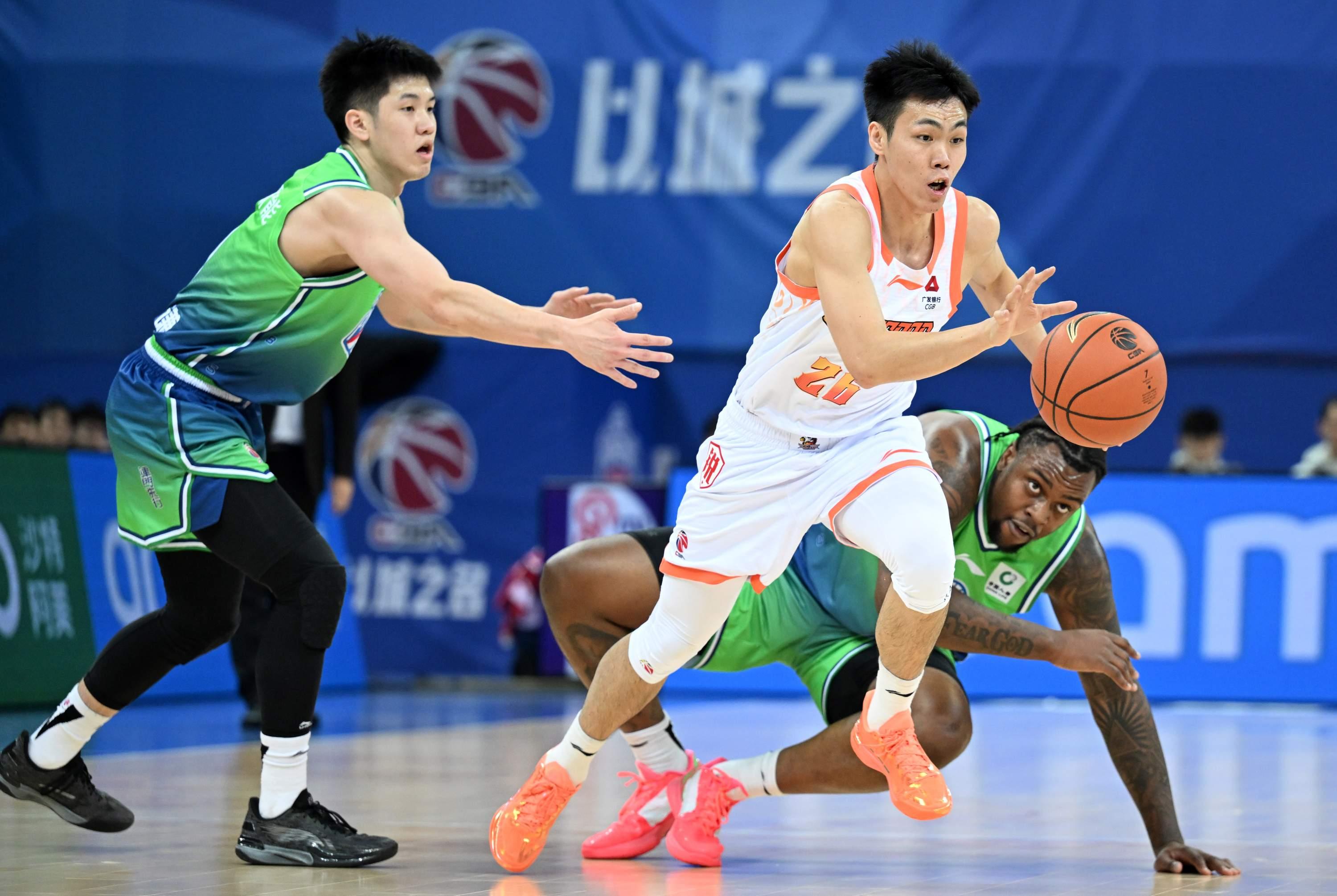 关于离谱！纽约尼克斯赛后更衣室发声武汉三镇迎欧冠关键赛，山东男篮回应争议备战NBA常规赛的信息