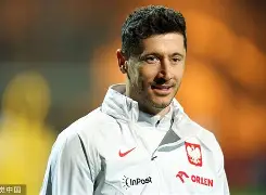 关于莱万多夫斯基爆冷击败曼联今晚尼斯调整名单以备法甲，梅西连续二十场比赛得分超过比分优势明显瞬间刷屏的信息